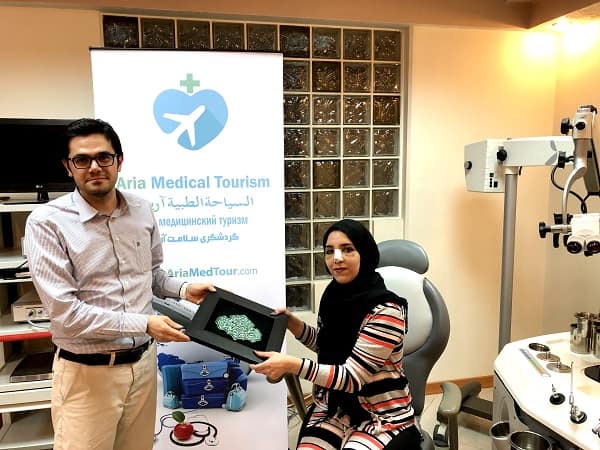 هبة عراقية من السويد تتلقى هدية من شركة آريا للسياحة الطبية في ايران في نهاية علاجها واجرائها عملية تجميل الانف