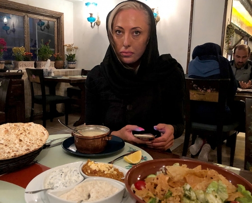 أبيغيل من أستراليا تتناول الطعام الايراني التقليدي في أحد مطاعم طهران