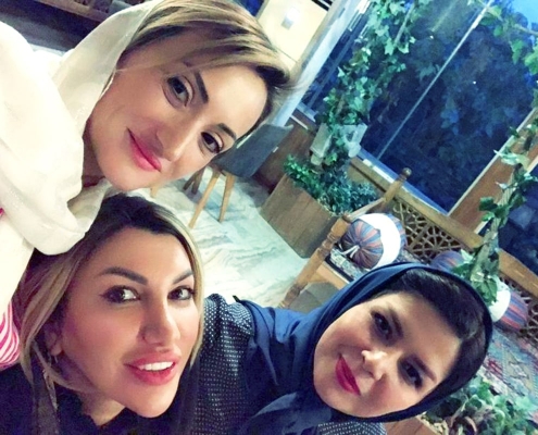 شيلا وصديقتها من رومانيا مع منسقة شركة آريا مدتور أثناء السياحة الطبية لإجراء عملية ترميم الأنف في إيران