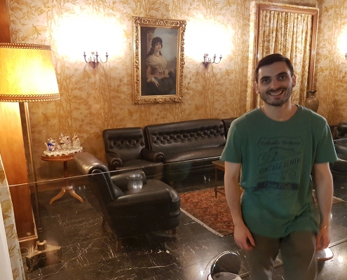 نيكولا من رومانيا في فندق في طهران ايران