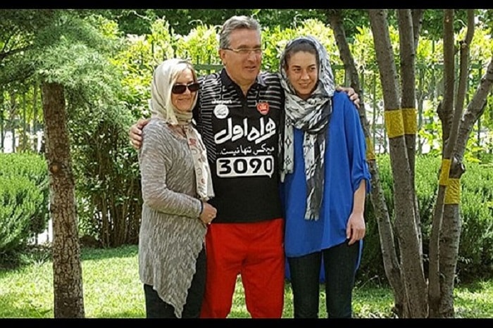 ايفانكوفيتش مع زوجته وابنته في ايران