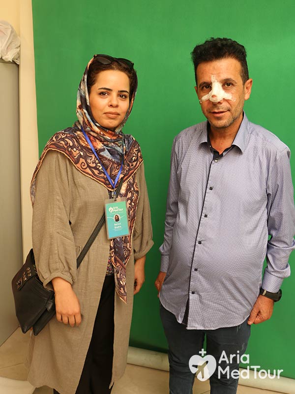 مهدي كاظم من العراق مع مترجمته بعد عملية تجميل الانف في ايران
