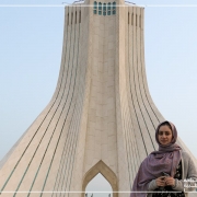 صورة تذكارية بجانب برج أزادي أثناء رحلة ترميم الانف في ايران