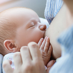 هل تؤثر عملية الثدي على الرضاعة الطبيعية؟