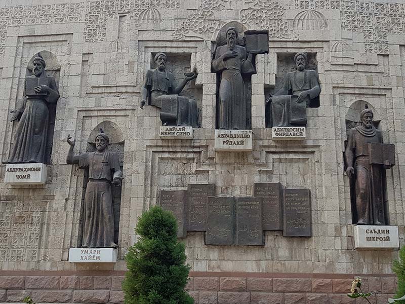 مجسمه بزرگان و شاعران ایرانی روی دیوارهای شهر دوشنبه در تاجیکستان
