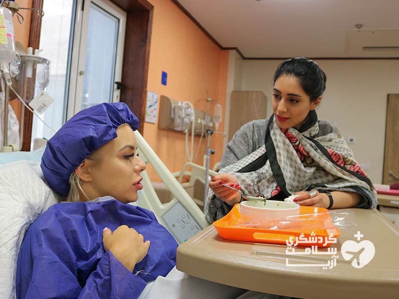 توریست سلامت و مترجم استارتاپ آریامدتور در یکی از بیمارستان‌های ایران