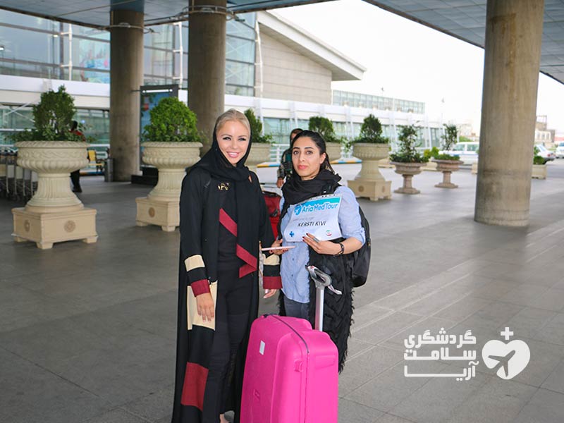 توریست اروپایی و مترجم درمانی شرکت گردشگری سلامت آریا در فرودگاه امام خمینی