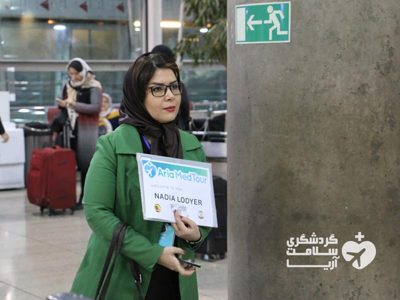 مترجم درمانی شرکت آریامدتور منتظر توریست خارجی در فرودگاه تهران