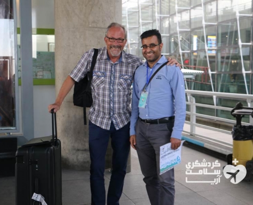 راهنمای شرکت مدیکال توریسم آریا به همراه توریست خارجی در فرودگاه بین‌المللی امام خمینی
