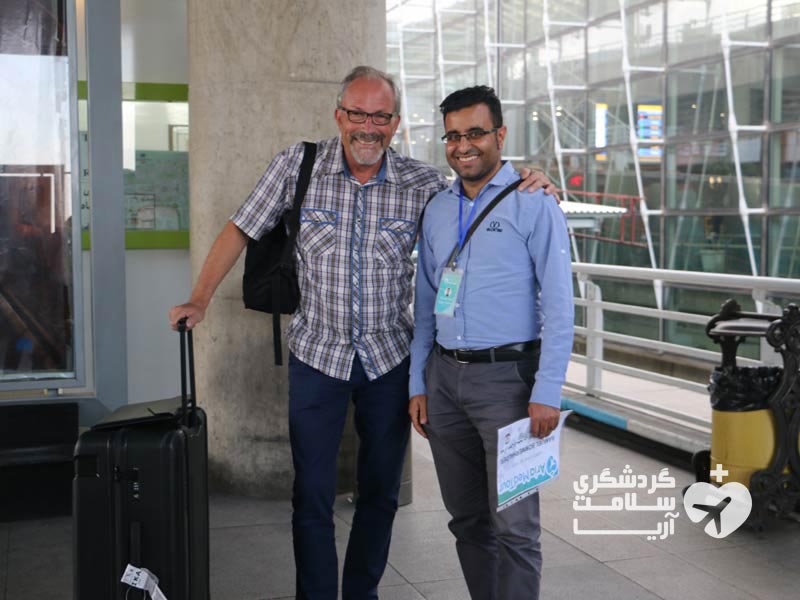 راهنمای شرکت مدیکال توریسم آریا به همراه توریست خارجی در فرودگاه بین‌المللی امام خمینی