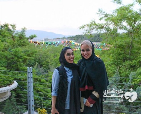 گردشگر اروپایی و راهنمای شرکت گشت سلامت آریا در تهران