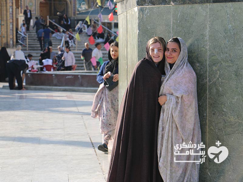 گردشگر اروپایی و راهنمای شرکت گشت سلامت آریا در تهران