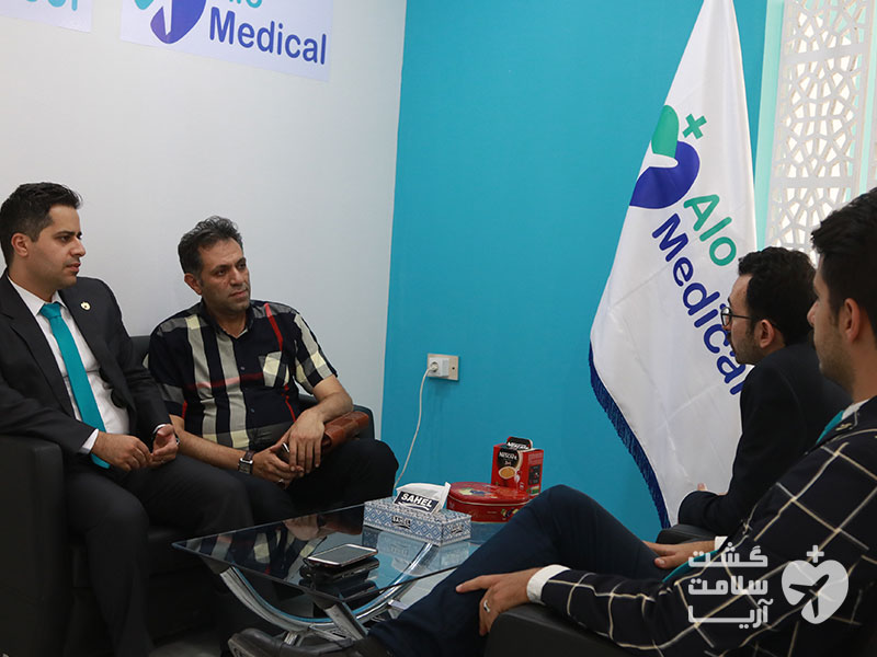مذاکره با مقامات گردشگری سلامت ایران توسط هادی شجاری و یکی از اعضای شرکت آریا در غرفه‌ی الومدیکال شرکت آریامدتور