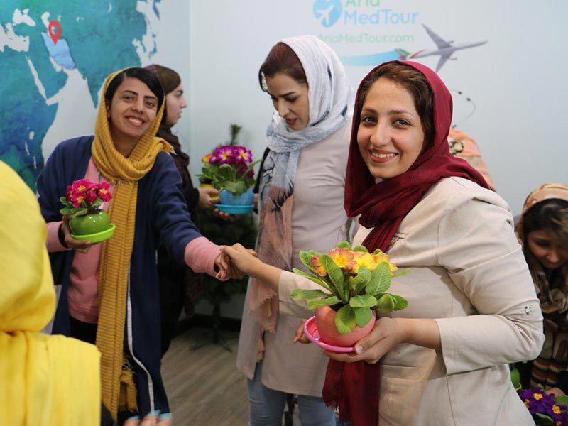 گلدان گل در دستان پرسنل به مناسبت روز زن در شرکت