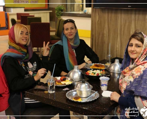 گردشگران درمانی و مترجم همراه شرکت گردشگری سلامت آریا در رستوران ایرانی