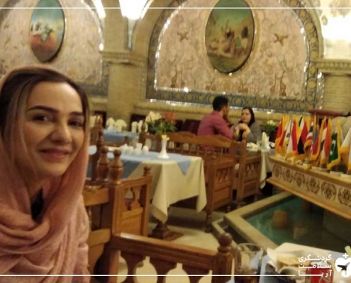 گردشگر سلامت در رستوران سنتی ایرانی
