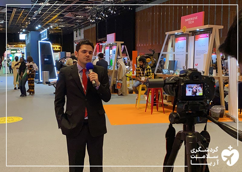 محمد نصری، مدیرعامل آریامدتور در حال مصاحبه و تهیه گزارش از نمایشگاه جیتکس 2020 دبی