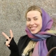 یک خانم خندان به عنوان گردشگر سلامت که از خدمات شرکت آریامدتور در ایران راضی و خشنود است