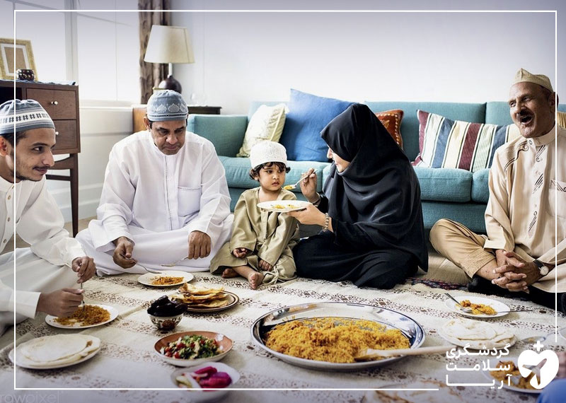یک خانواده عرب در کنار یکدیگر مشغول خوردن غذا