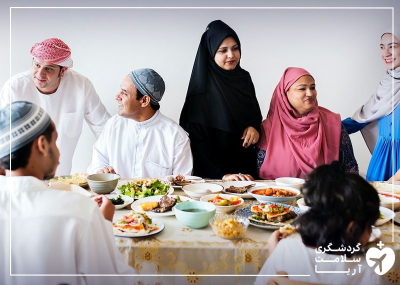 تصویری از یک خانواده عرب در کنار یکدیگر که نشان دهنده نوع فرهنگ و آداب و رسوم آنهاست