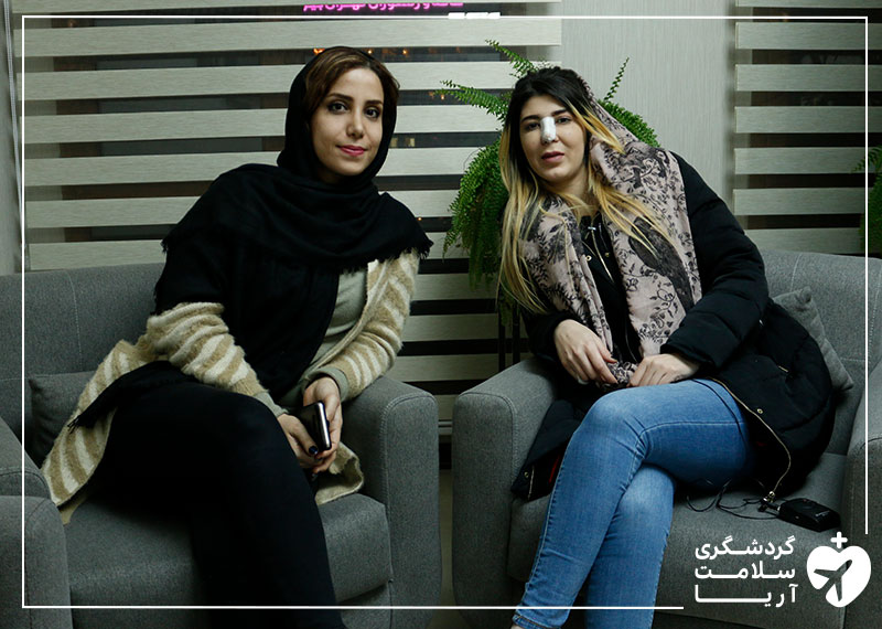 یک خانم عرب در کنار مترجم همراه ایرانی اش بعد از انجام عمل جراحی زیبایی بینی در تهران