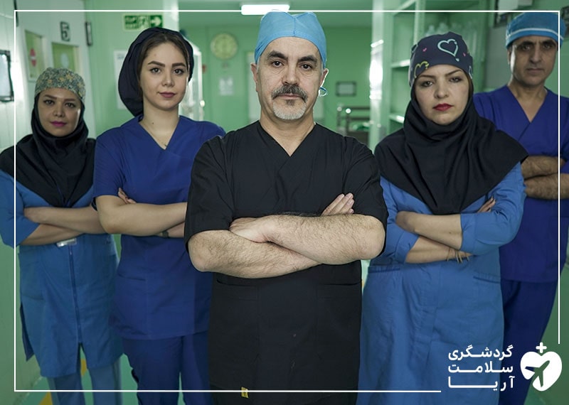 یک پزشک و کادر درمان ارائه‌دهنده خدمات زیبایی و پزشکی در ایران
