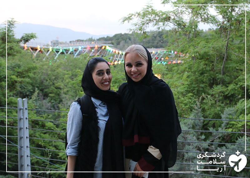 یک توریست سلامت در کنار مترجم همراه خود در حال گشت و گذار در تهران