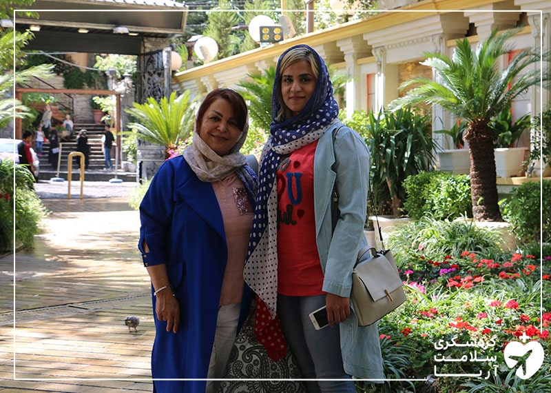 یک خانم کانادایی مهمان آریامدتور در کنار مترجم همراه خود و در حال گشت و گذار در تهران