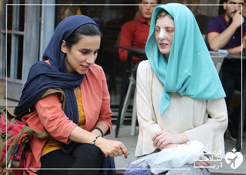 بیمار خارجی آریامدتور در کنار مترجم درمانی‌اش در حال گشت شهری در تهران