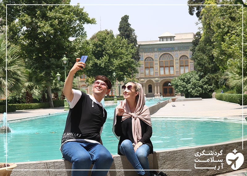 بیمار استرالیایی آریامدتور به همراه مترجم همراهش در حال بازدید و تفریح در کاخ گلستان تهران