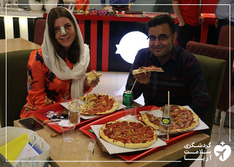 مهمان خارجی آریامدتور درکنار مترجم درمانی همراه خود مشغول صرف شام در یکی از بهترین رستوران های شهر تهران