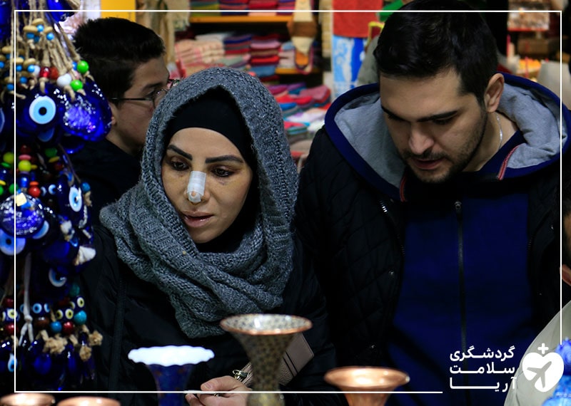 بیمار خارجی آریامدتور در حین خرید از بازار تجریش تهران به همراه مترجم درمانی خود